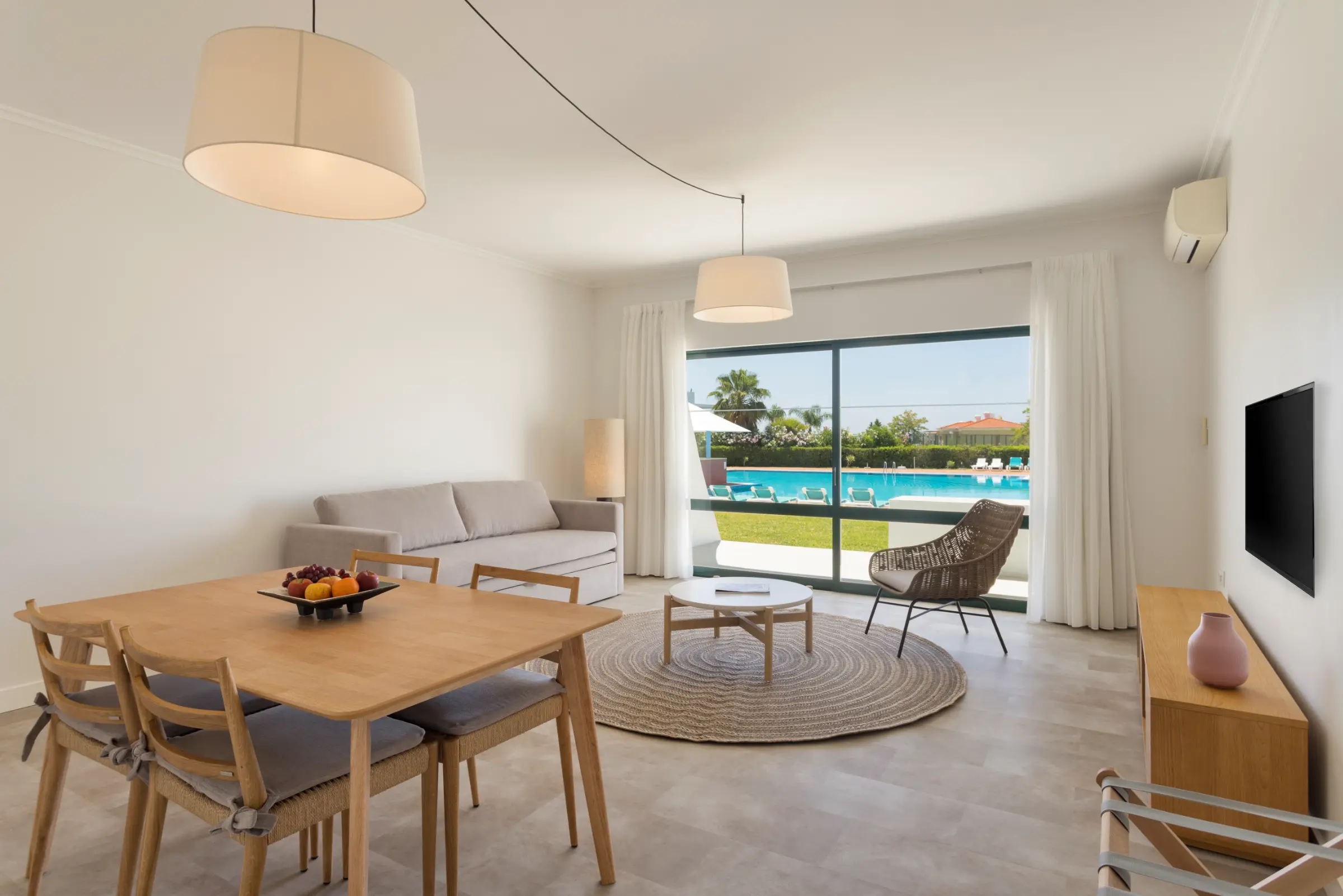 68 apartamentos, Aldeamento Quinta das Figueirinhas, sala com vista exterior para piscina - P3P J. Paulo Pereira - Arquitetos & Associados