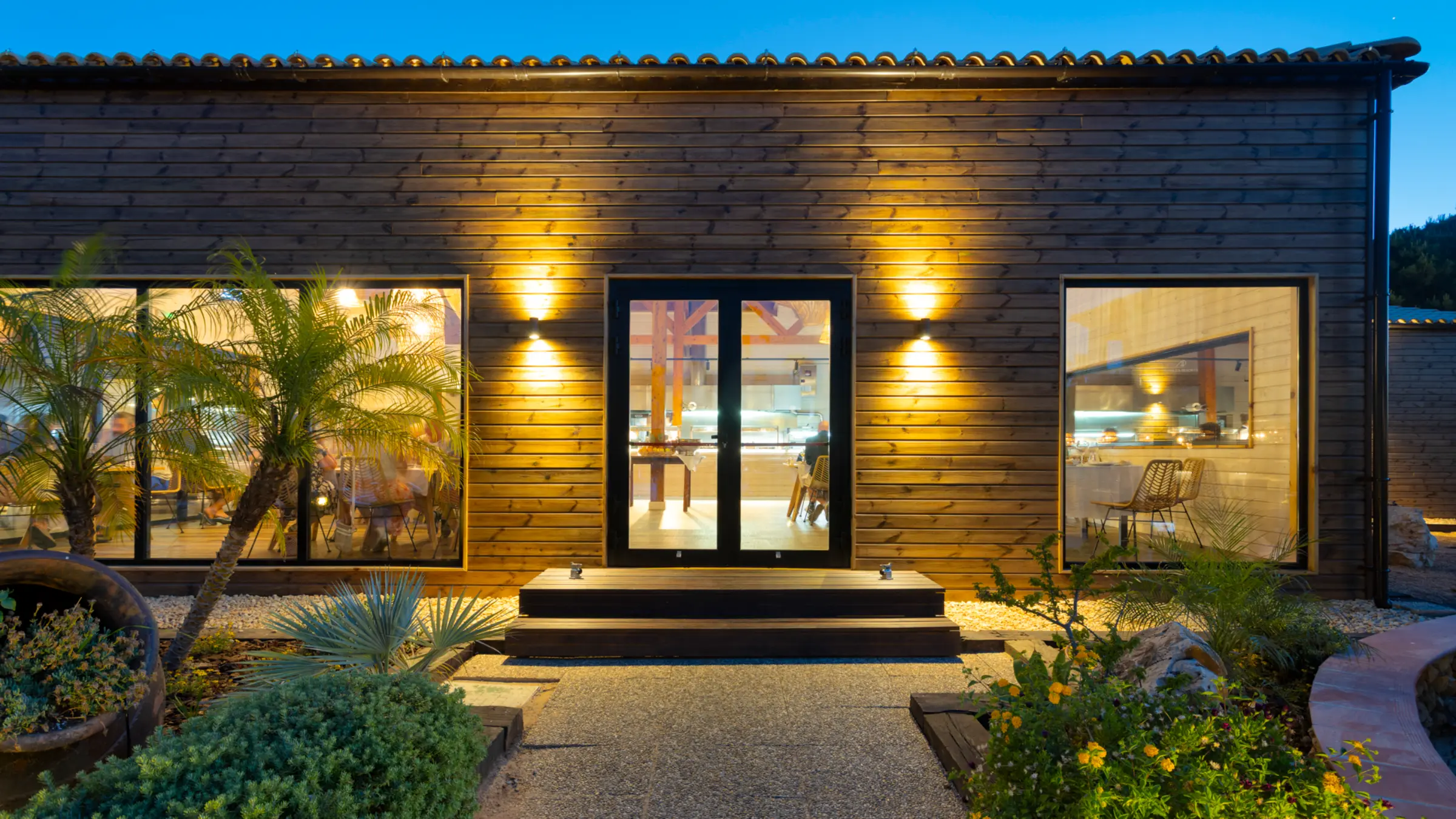 "O Grill" Restaurant, Adriana Resort, exterior at night - P3P J. Paulo Pereira - Arquitetos & Associados